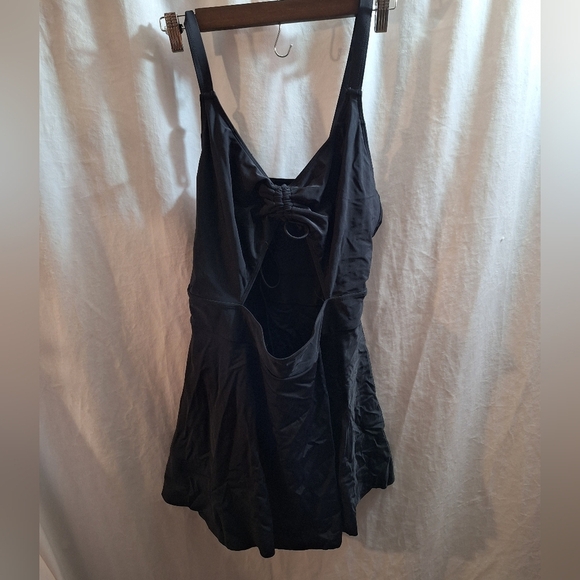Black Swimsuit Peekaboo Hole In Front Size 16W - Picture 1 of 6